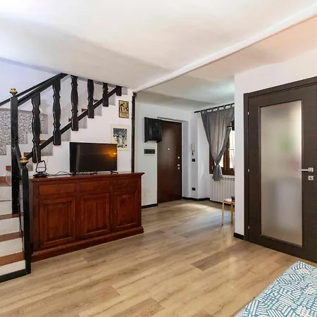 Aurora District Roomy Duplex Апартаменты